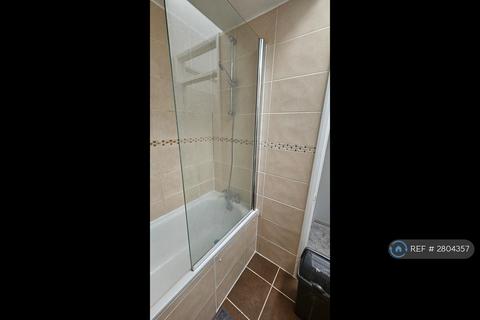 3 bedroom terraced house to rent, Linstead Way, London, SW18