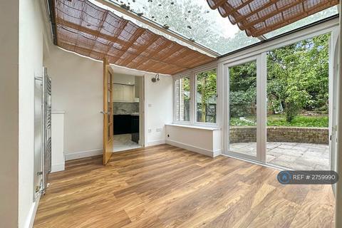 3 bedroom semi-detached house to rent, Hughenden Avenue, High Wycombe, HP13