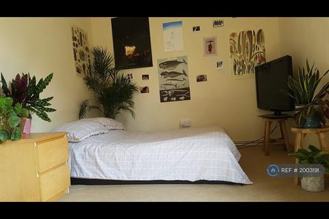2 bedroom maisonette to rent, Dunnett House, London, E3