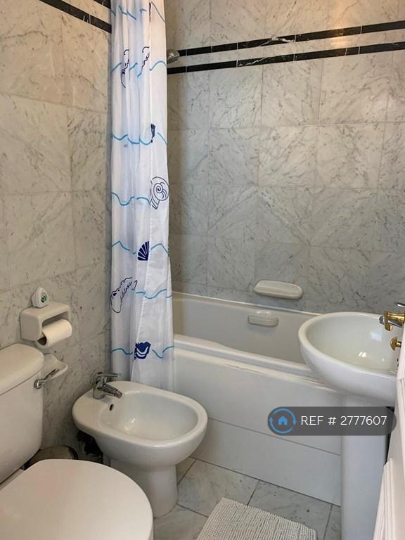 Bathroom (En-Suite)