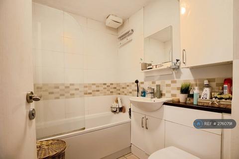 2 bedroom flat to rent, Peartree Avenue, London, SW17