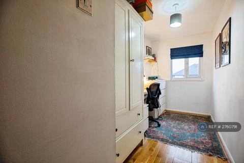 2 bedroom flat to rent, Peartree Avenue, London, SW17