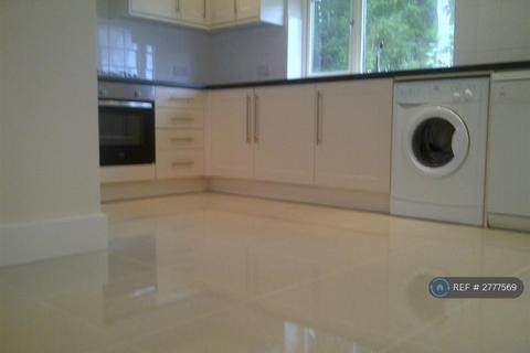 2 bedroom flat to rent, Elmfield Way, South Croydon, CR2