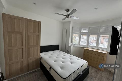 1 bedroom in a house share to rent, Hartland Drive, Ruislip, HA4