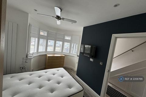 1 bedroom in a house share to rent, Hartland Drive, Ruislip, HA4