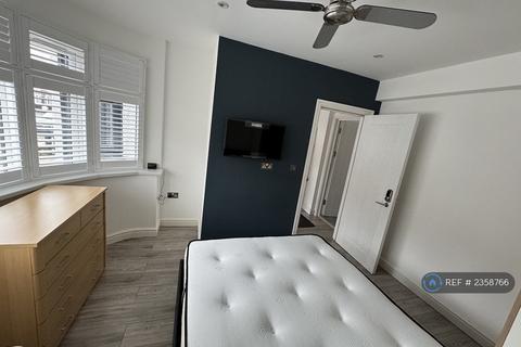 1 bedroom in a house share to rent, Hartland Drive, Ruislip, HA4