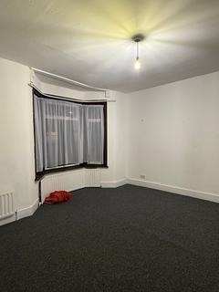 4 bedroom terraced house to rent, Station Parade, Barking IG11