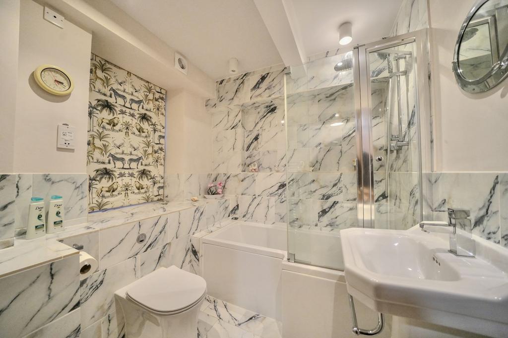 En-Suite Bathroom