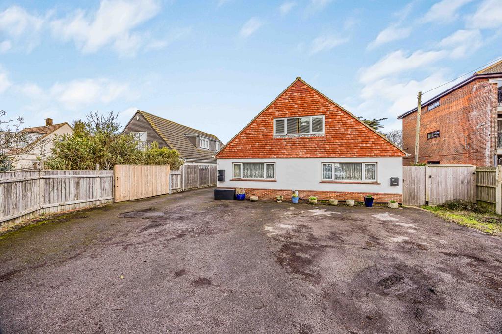 Flat with garage and freehold share