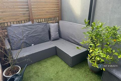 undefined, Algar Road, London, TW7