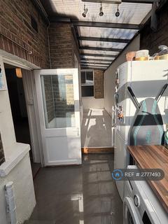 2 bedroom flat to rent, Peckham, London, SE15