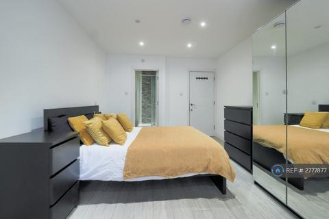 1 bedroom in a house share to rent, Drayton Road, Borehamwood, WD6