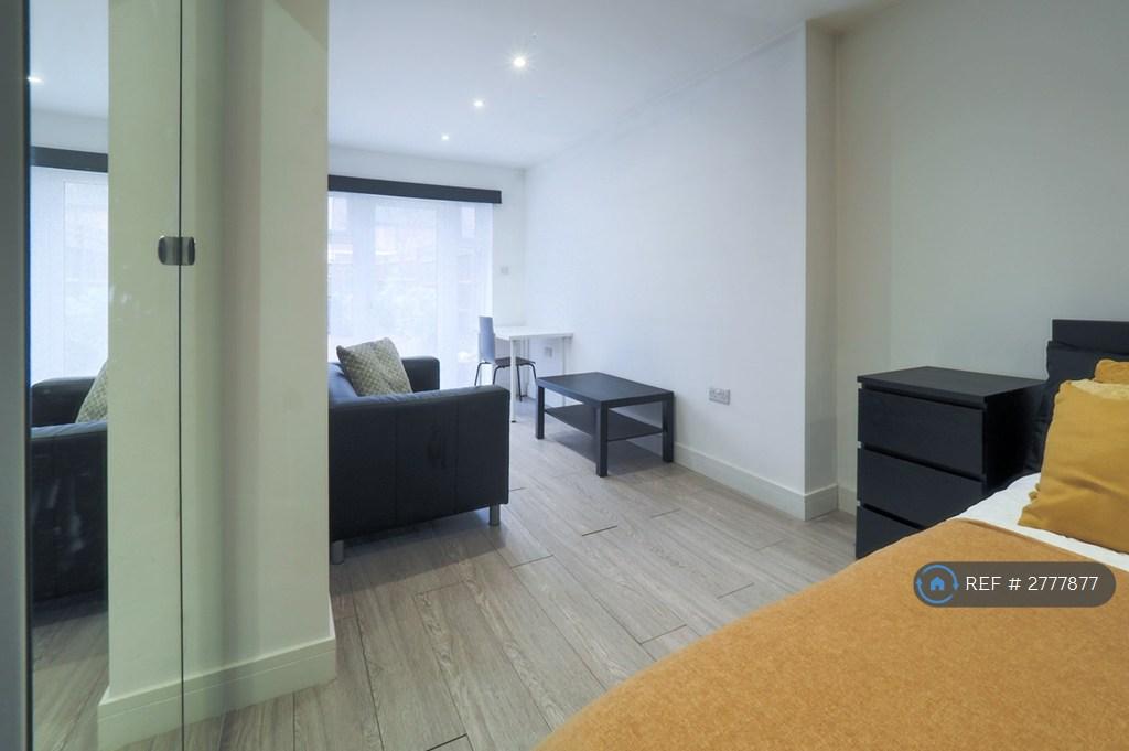 Bedroom - Lounge Area