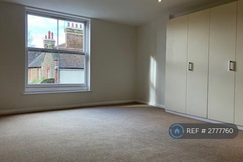 Studio to rent, Silver Street, Enfield, EN1