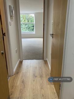 Studio to rent, Silver Street, Enfield, EN1