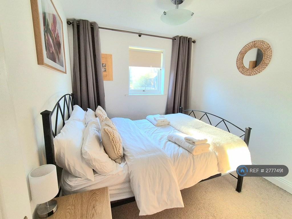25 Swans Main Bedroom