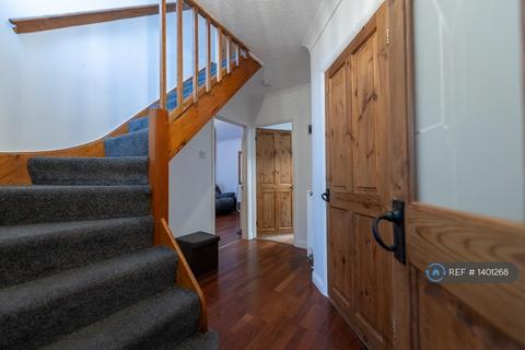 4 bedroom semi-detached house to rent, Cape Close, Colchester, CO3
