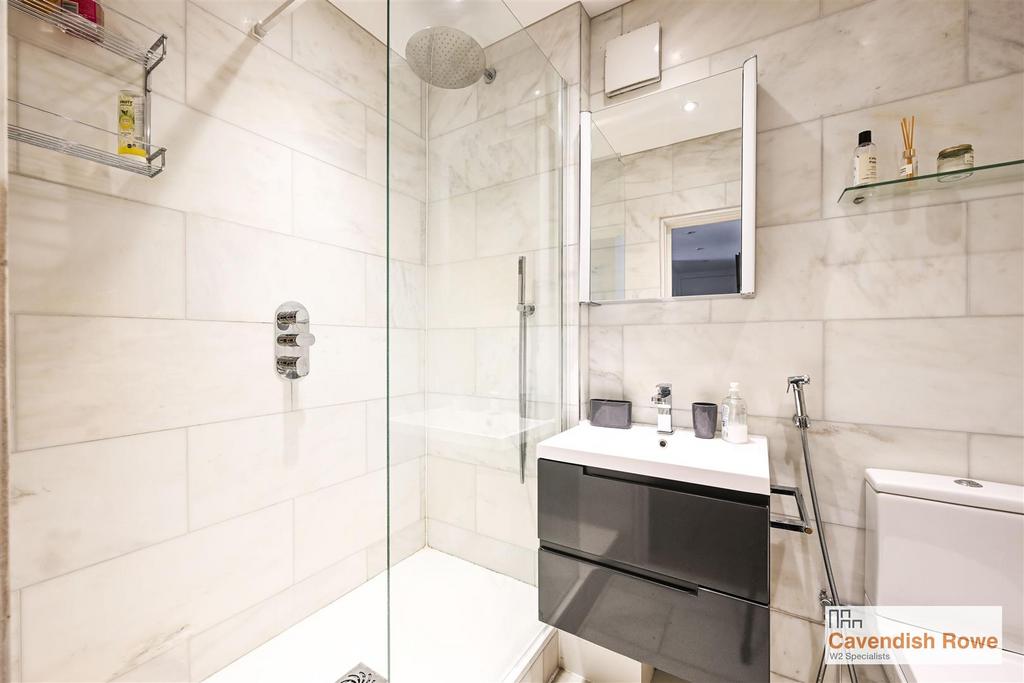 Bathroom Pic 2 (Heron Court).jpg