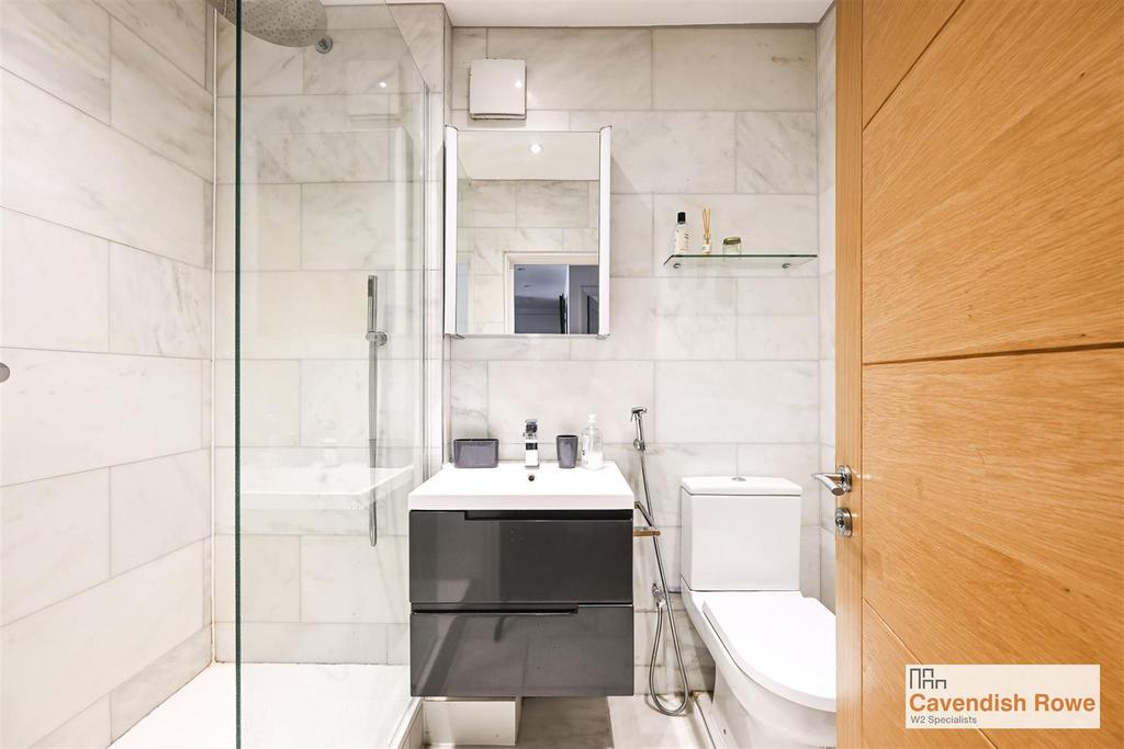 Bathroom (Heron Court).jpg