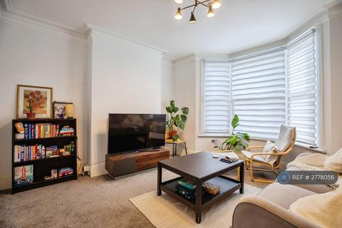 2 bedroom flat to rent, Manor Lane, London, SE12