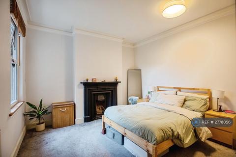 2 bedroom flat to rent, Manor Lane, London, SE12