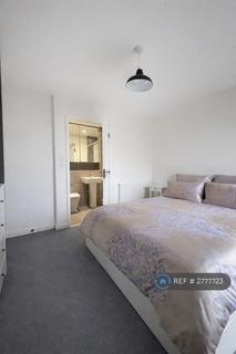 2 bedroom flat to rent, Kew Apartments, West Drayton, UB7
