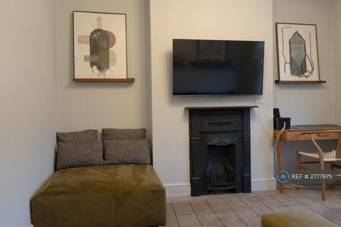3 bedroom flat to rent, Kneller Road, Whitton, TW2