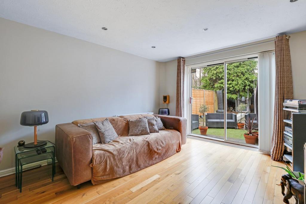 11-c79c JHProp World - 14 Sandown Close - 10.jpg