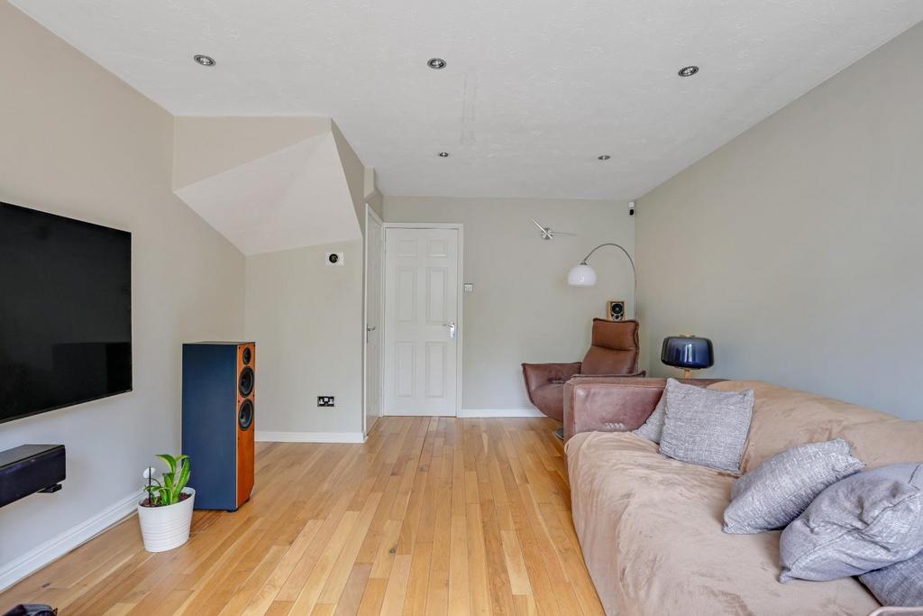 12-2a8c JHProp World - 14 Sandown Close - 13.jpg