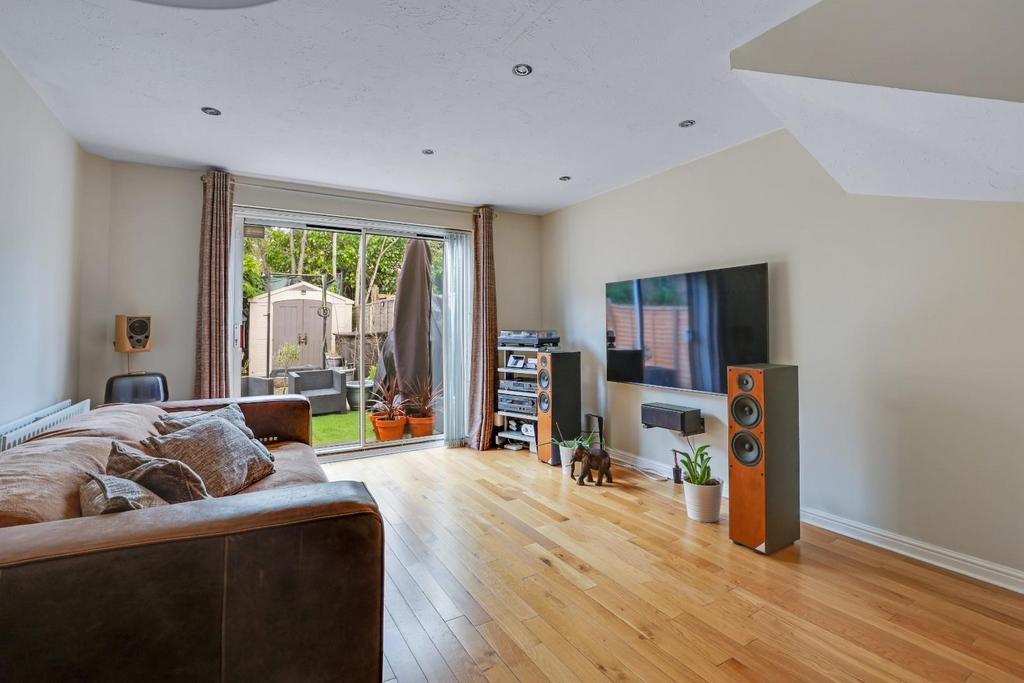 13-01c5 JHProp World - 14 Sandown Close - 16.jpg
