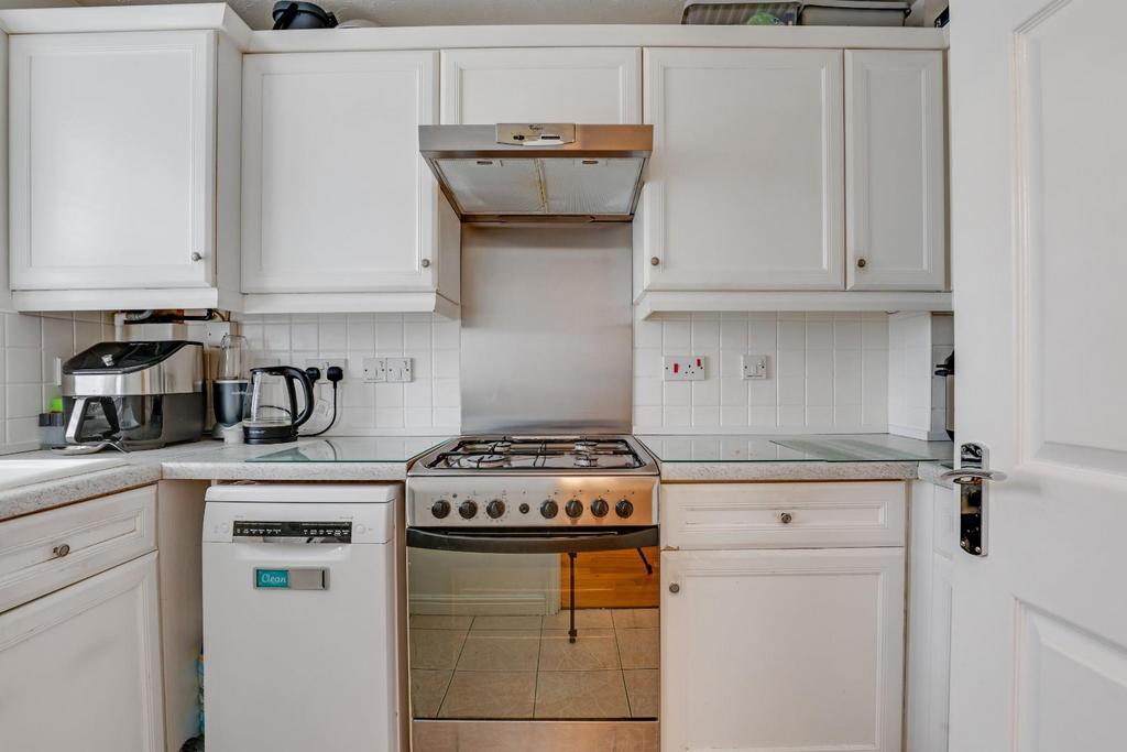 09-42a8 JHProp World - 14 Sandown Close - 4.jpg