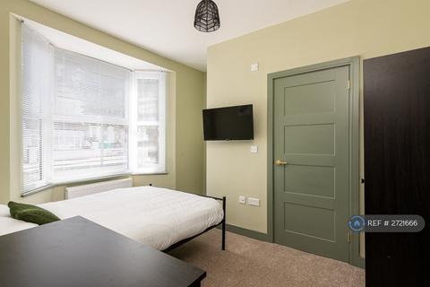 1 bedroom in a house share to rent, College Avenue, Gillingham, ME7