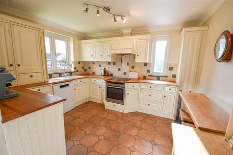 3 bedroom detached house for sale, Peartree Lane, Doddinghurst, Brentwood