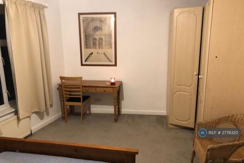 1 bedroom in a house share to rent, Waverley Road, London, SE18
