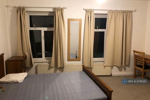 1 bedroom in a house share to rent, Waverley Road, London, SE18