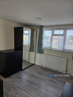 Studio to rent, Wycombe Road, Ilford, IG2