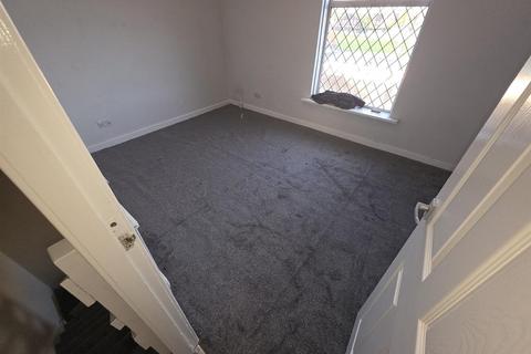 2 bedroom end of terrace house to rent, Craven Street, Ashton-Under-Lyne OL6