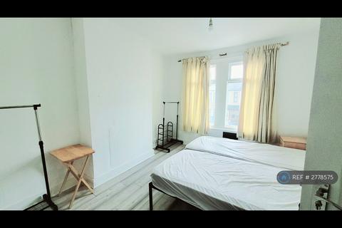 4 bedroom terraced house to rent, Off Ilford Lane, Essex, IG1