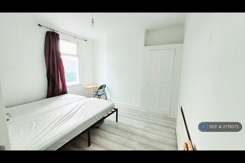 4 bedroom terraced house to rent, Off Ilford Lane, Essex, IG1