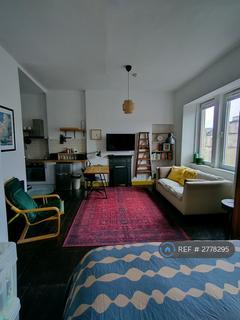 Studio to rent, Albert Street, Edinburgh, EH7