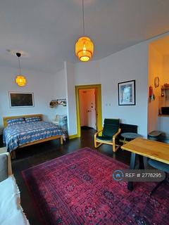 Studio to rent, Albert Street, Edinburgh, EH7
