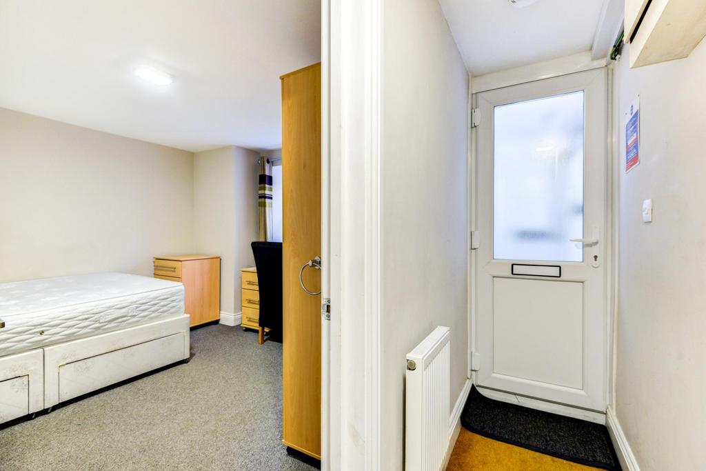 Bright, tidy bedroom with a double bed, built-i...