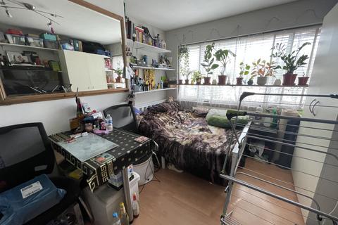 undefined, Western Avenue, Greenford, UB6