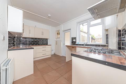 3 bedroom semi-detached house to rent, Frimley Road, Camberley
