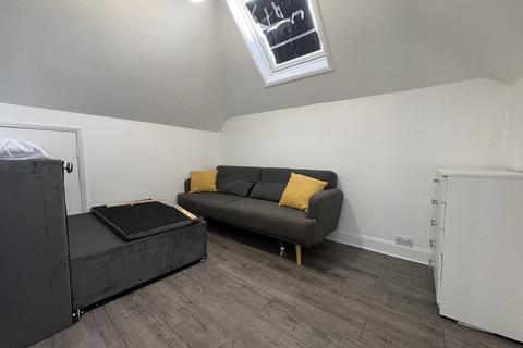 3 bedroom apartment to rent, Adelaide Grove, London W12