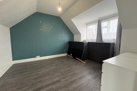 3 bedroom apartment to rent, Adelaide Grove, London W12