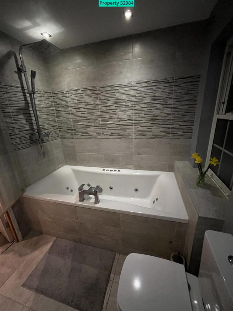 Master Bedroom En-suite Bathroom