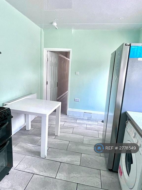 Kitchen & Communal Area