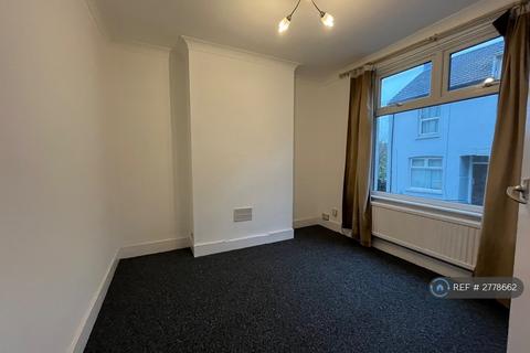 3 bedroom terraced house to rent, Gordon Road, Chatham, ME4