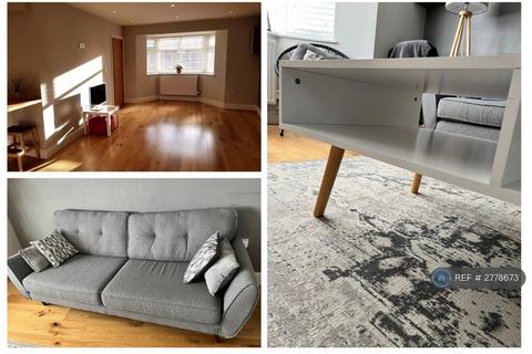 1 bedroom detached house to rent, Clavering Road, London, E12